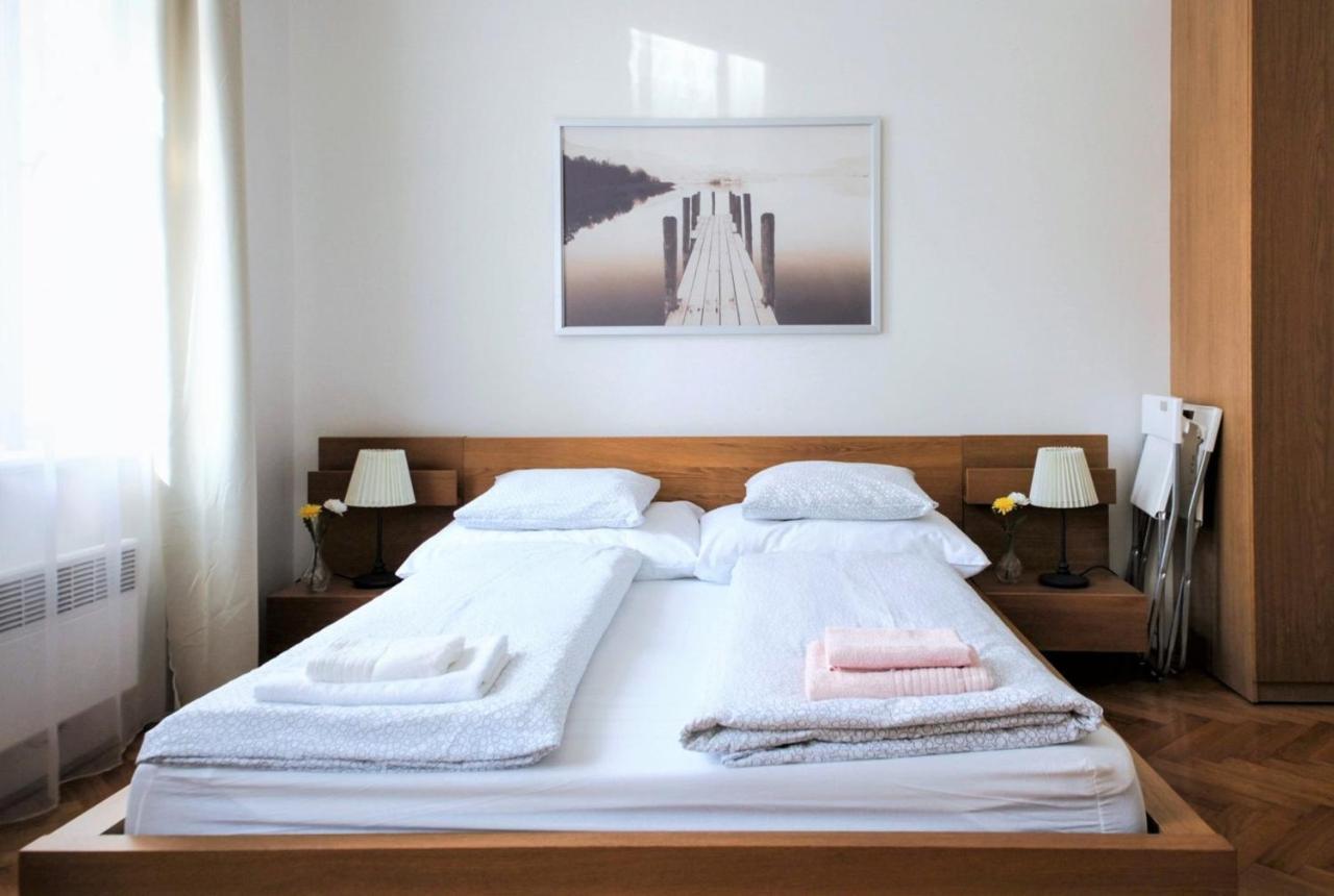City Castle Aparthotel Praga Esterno foto
