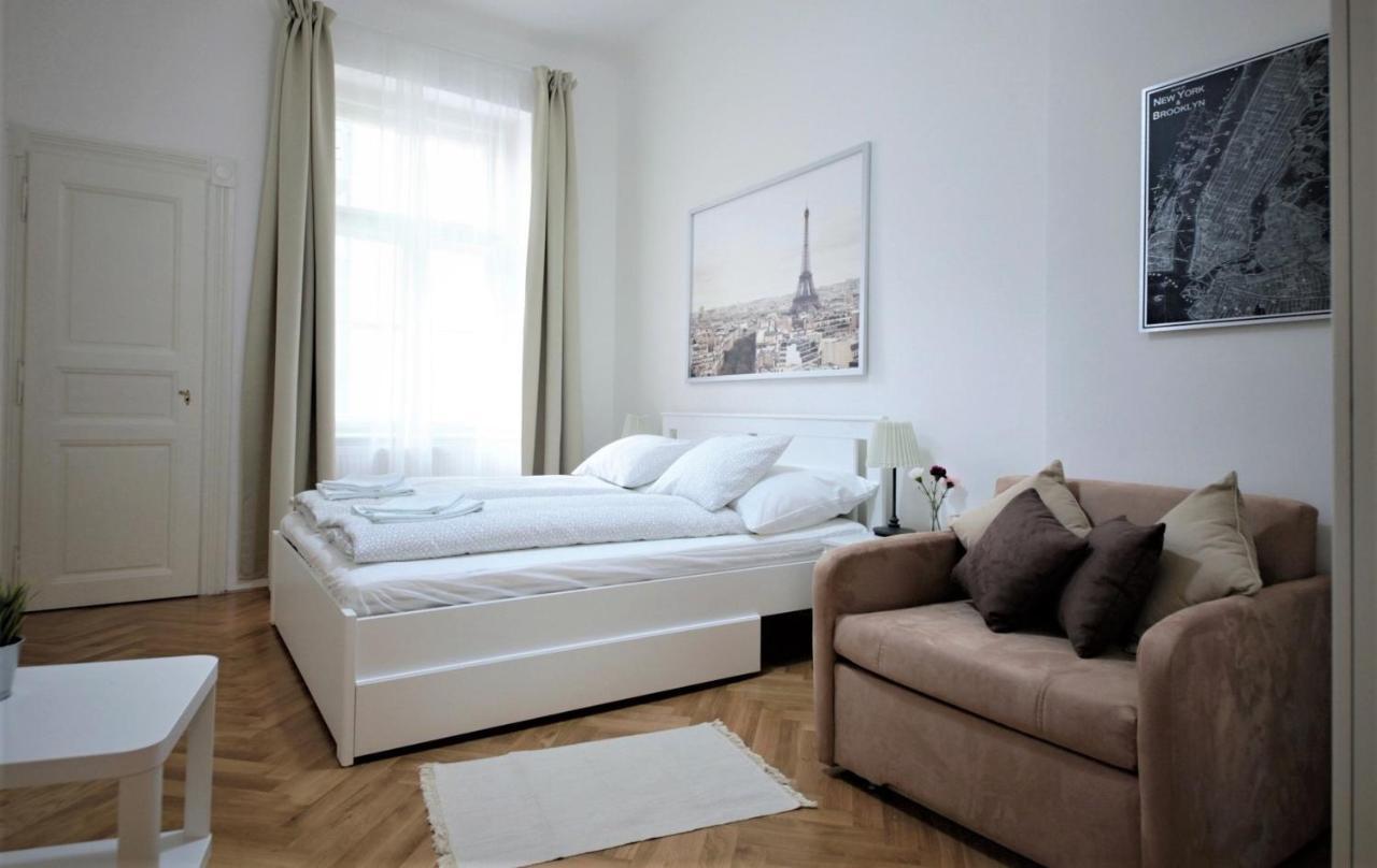 City Castle Aparthotel Praga Esterno foto