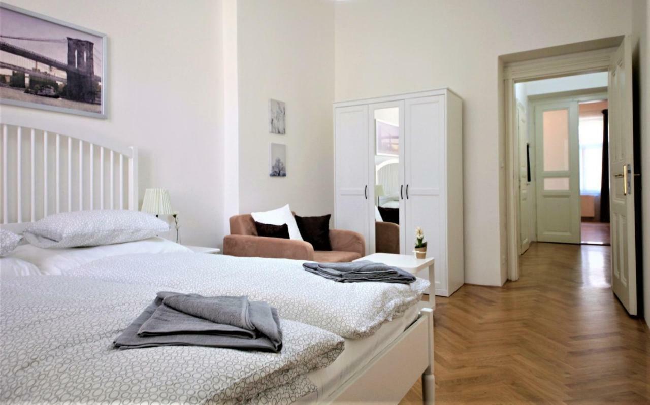 City Castle Aparthotel Praga Esterno foto